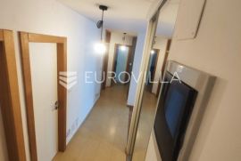 Pula, trosoban stan s garažom i liftom NKP 122,27m2, Pula, Appartment