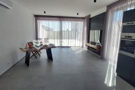 Pula, Šikići, dvojna kuća s bazenom, NKP 120m2, Pula, Casa