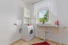 VIŠNJAN - Prizemnica s konobom, studio apartmanom, bazenom i velikom okućnicom, Višnjan, Kuća