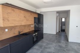 KLENOVICA - Apartman sa zajedničkim bazenom i pogledom na more, Novi Vinodolski, شقة