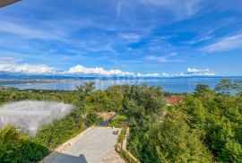 OPATIJA, LOVRAN - jedinstvena vila blizu Opatije s unutarnjim bazenom, panoramski pogled na more, okružena zelenilom, Opatija - Okolica, Дом