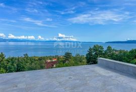 OPATIJA, LOVRAN - jedinstvena vila blizu Opatije s unutarnjim bazenom, panoramski pogled na more, okružena zelenilom, Opatija - Okolica, Дом