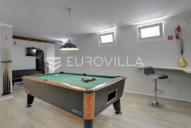 Medulin, u potpunosti opremljena villa, NKP 350m2, Medulin, Дом