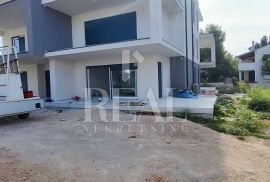 Srima 50 m od mora 2S+DB 98,33 sa terasom i vrtom, Vodice, Appartement