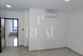 Srima 50 m od mora 2S+DB 98,33 sa terasom i vrtom, Vodice, Appartement