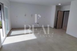 Srima 50 m od mora 2S+DB 98,33 sa terasom i vrtom, Vodice, Appartement