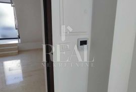 Srima 50 m od mora 2S+DB 98,33 sa terasom i vrtom, Vodice, Appartement