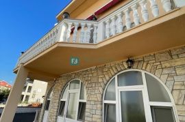 SRIMA, luksuzna kuća, 5 apartmana, 2. red od mora, pogled na more, Vodice, House