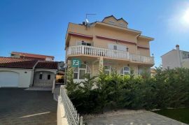 SRIMA, luksuzna kuća, 5 apartmana, 2. red od mora, pogled na more, Vodice, House