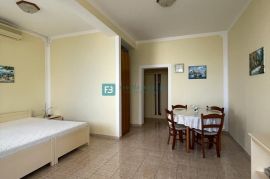 SRIMA, luksuzna kuća, 5 apartmana, 2. red od mora, pogled na more, Vodice, House