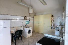 SRIMA, luksuzna kuća, 5 apartmana, 2. red od mora, pogled na more, Vodice, House