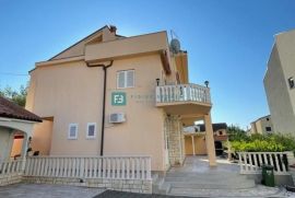 SRIMA, luksuzna kuća, 5 apartmana, 2. red od mora, pogled na more, Vodice, House