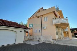 SRIMA, luksuzna kuća, 5 apartmana, 2. red od mora, pogled na more, Vodice, House