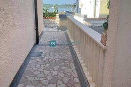 SRIMA, luksuzna kuća, 5 apartmana, 2. red od mora, pogled na more, Vodice, House