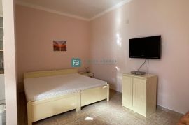 SRIMA, luksuzna kuća, 5 apartmana, 2. red od mora, pogled na more, Vodice, House