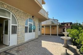 SRIMA, luksuzna kuća, 5 apartmana, 2. red od mora, pogled na more, Vodice, House