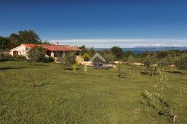 RIJETKOST NA TRŽIŠTU STANCIJA SA PANORAMSKIM POGLEDOM!, Marčana, Casa