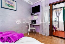 Istra, Rovinj, kuća 360 m2 s tri stana i zasebnom kućicom, izuzetna lokacija, Rovinj, Дом