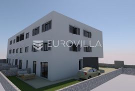 Vodice, NOVOGRADNJA, trosobni dvoetažni stan s vrtom NKP 95,82 m2., Vodice, Appartement