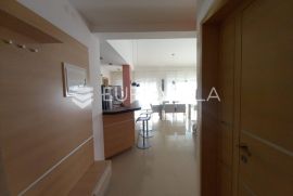 Pula, Pješčana uvala, Penthouse s pogledom na more, vrtom, parking mjestom, NKP 150 m2, Medulin, Appartment