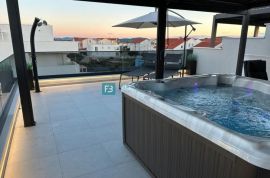 VODICE, namješten troetažni stan, vrt, krovna terasa, jacuzzi, Vodice, Stan