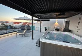 VODICE, namješten troetažni stan, vrt, krovna terasa, jacuzzi, Vodice, Stan