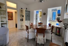 OPATIJA CENTAR - PREKRASAN STAN U VILI 2.RED OD MORA S PARKINGOM !!, Opatija, Apartamento