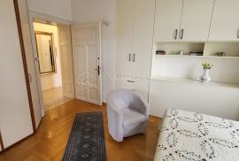 OPATIJA CENTAR - PREKRASAN STAN U VILI 2.RED OD MORA S PARKINGOM !!, Opatija, Apartamento