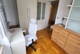 OPATIJA CENTAR - PREKRASAN STAN U VILI 2.RED OD MORA S PARKINGOM !!, Opatija, Apartamento