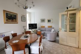 OPATIJA CENTAR - PREKRASAN STAN U VILI 2.RED OD MORA S PARKINGOM !!, Opatija, Apartamento