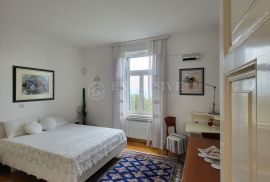 OPATIJA CENTAR - PREKRASAN STAN U VILI 2.RED OD MORA S PARKINGOM !!, Opatija, Apartamento