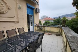 OPATIJA CENTAR - PREKRASAN STAN U VILI 2.RED OD MORA S PARKINGOM !!, Opatija, Apartamento