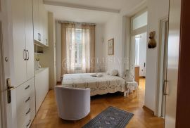 OPATIJA CENTAR - PREKRASAN STAN U VILI 2.RED OD MORA S PARKINGOM !!, Opatija, Apartamento