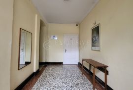 OPATIJA CENTAR - PREKRASAN STAN U VILI 2.RED OD MORA S PARKINGOM !!, Opatija, Apartamento