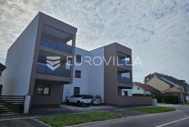 Osijek, Retfala, četverosoban stan 100 m2 sa dvorištem od 50 m2, Osijek, Appartement