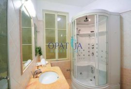 Opatija-centar, pola kuće u naravi dvoetažni stan 200 m2, Opatija, Appartment