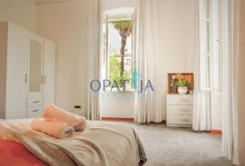 Opatija-centar, pola kuće u naravi dvoetažni stan 200 m2, Opatija, Appartment