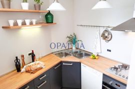 Opatija-centar, pola kuće u naravi dvoetažni stan 200 m2, Opatija, Appartment