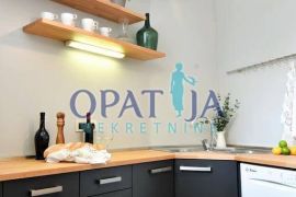 Opatija-centar, pola kuće u naravi dvoetažni stan 200 m2, Opatija, Appartment