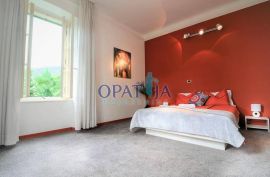 Opatija-centar, pola kuće u naravi dvoetažni stan 200 m2, Opatija, Appartment