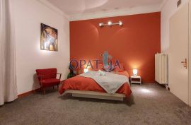 Opatija-centar, pola kuće u naravi dvoetažni stan 200 m2, Opatija, Appartment