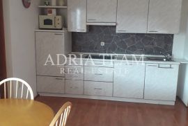 KUĆA S 2 APARTMANA I DVORIŠTEM, 150 m OD MORA - VIR (SJEVERNA STRANA), Vir, Kuća