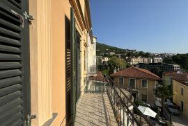 OPATIJA, CENTAR - Prekrasan gospodski stan u održavanoj povijesnoj vili u samom centru Opatije blizu mora!, Opatija, Wohnung