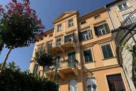 OPATIJA, CENTAR - Prekrasan gospodski stan u održavanoj povijesnoj vili u samom centru Opatije s dvije garaže!, Opatija, Apartamento