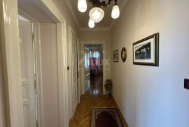 OPATIJA, CENTAR - Prekrasan gospodski stan u održavanoj povijesnoj vili u samom centru Opatije s dvije garaže!, Opatija, Apartamento