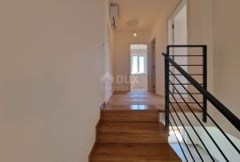 MALI LOŠINJ, NEREZINE - 80 m od mora! Dvoetažni apartman s okućnicom i parkingom, Mali Lošinj, Appartamento