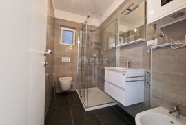 MALI LOŠINJ, NEREZINE - 80 m od mora! Dvoetažni apartman s okućnicom i parkingom, Mali Lošinj, Flat