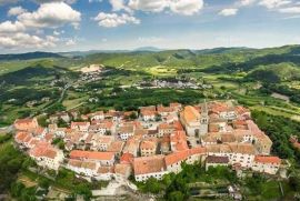 Građevinsko zemljište Buzet, građevinska parcela od 10300 m2 stambene namjene, Buzet, Terra