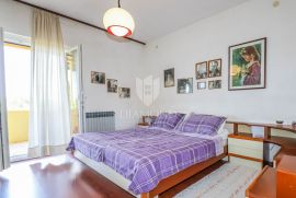 ESKLUZIVNO! Stan sa prostranom terasom u mirnoj ulici, Rovinj, Wohnung