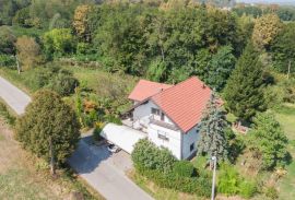 KUĆA, PRODAJA, KARLOVAC, 345 m2 + 1500 m2 ZEMLJIŠTE, Karlovac, Famiglia